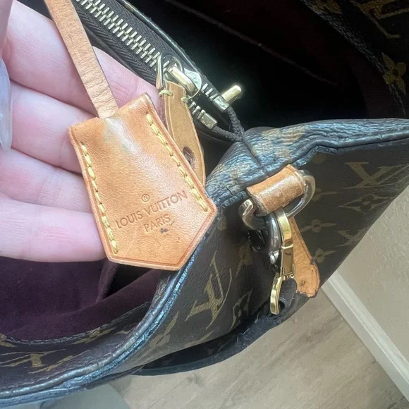 Monogram Canvas Montaigne GM- Large Travel Handbag removable strap. Lock/ key 🔐 - Picture 11 of 13